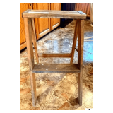 WOOD STEP LADDER/STOOL