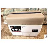 IGLOO MARINE COOLER WITH VINYL SEAT LID APPEARS NEW_x000d_
_x000d_
GARAGE