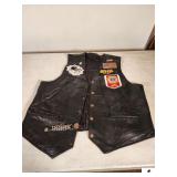 GENUINE LEATHER VEST w/VETERAN US NAVY PATCH - FLAG PATCH - VETERAN ON FORIEGN WARS - LIFE MEMBER PATC - SPIDERMAN PATCH - U S PINS TN AMVETS - VETERAN HELPING VETERAN BATCH 2023 ( LEFT END OF CLOSET)