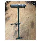 Adjustable pipe roller