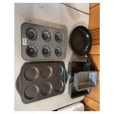 Lot muffin and baking pans