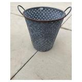 Round metal basket with handles