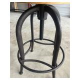Swivel wood top bar stool