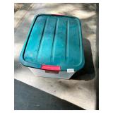 Tote with green lid