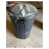 Black plastic 33 gallon trashcan with lid