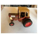 Vintage international 1586 toy tractor