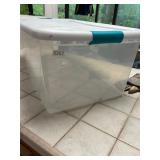 Storage tote with lid