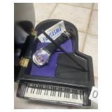 Fantasma Mickey Mouse, watch and piano