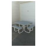 Table with 4 bench seats