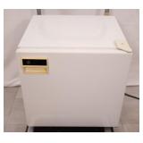 Camco Bar Refrigerator w Freezer, Model # SC2CKW