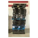 (18) Plastic Pallets