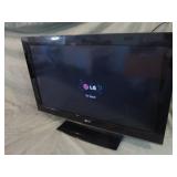 LG 32" LCD TV with Remote Model 32LD350-UB