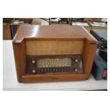 Vintage Philco Radio (powers on)