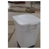 35 Gallon Rubbermaid Tub w/ Lid & Rolling Base
