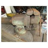WOW HEAVY DUTY ROTARY BENCH VICE W/ 6" JAWS & PIPE
