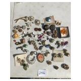 ASSORTED COSTUME JEWELRY EARRINGS, PINS, BROOCHES