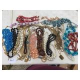 ASSORTED COSTUME JEWELRY NECKLACES