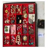 JEWELRY SHOWCASE W/ COSTUME JEWELRY