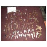 LARGE LOT OF OLD SKELTON KEYS & FLAT KEYS