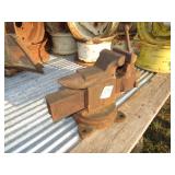 LARGE ANVIL BENCH VICE W/ BROKEN JAW SHALF