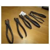 6- VINTAGE CAST IRON PERFECT HOG RINGERS