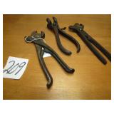 3 VINTAGE CI DOUBLE HOG RINGERS