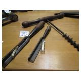 T-HANDLE AUGER ; 2 CORNER WOOD CHISELS