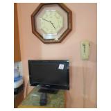 18' SANSUI TV W/ REMOTE ; CLOCK