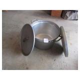 LARGE 10 GAL ALUMINUM POT -US1951