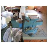 LARGE BENCH VICE W/ 5' CLAWS