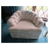 CREAM MID CENTURY SITTING CHAIR