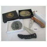 2 BELT BUCKELS, 2 COLLECTOR POCKET KNIVES