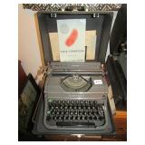L C SMITH & CORONA TYPEWRITTER W/ CASE