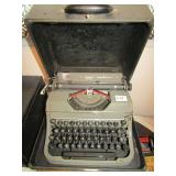 UNDERWOOD CHAMPION TYPEWRITER W/ CASE