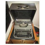 UNDERWOOD TYPEWRITTER W/ CASE