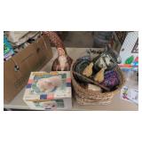 Decorative Assortment with Pig Toy