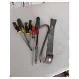 Screwdrivers and Pry Bar Lot
