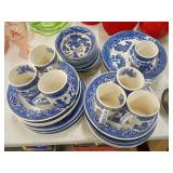 Blue Willow Pattern Dinnerware Set