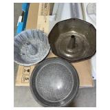 2-ANTIQUE BUNDT PANS & PAN 2-ANTIQUE BUNDT PANS & PAN