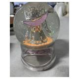 MUSICAL AND LIGHTED SNOW GLOBE MUSICAL AND LIGHTED SNOW GLOBE