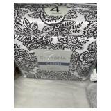 QUEEN WHITE AND BLACK SHEET SET QUEEN WHITE AND BLACK SHEET SET
