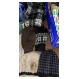 TOBOGGANS GLOVES & SCARF TOBOGGANS GLOVES & SCARF