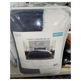 BLUE & WHITE QUEEN 3PC COMFORTER SET BLUE & WHITE QUEEN 3PC COMFORTER SET