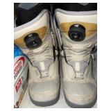 WHITE SKI BOOTS SIZE 6 WHITE SKI BOOTS SIZE 6