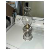 Oil lamp with chimney