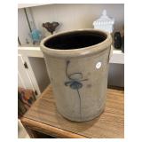 6 gallon crock with bee sting Design