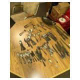 Large amount of silverplate flatware and knives