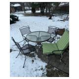 Round Patio Table with 4 Metal Lawn chairs and