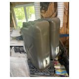 2 METAL US FUEL CANS