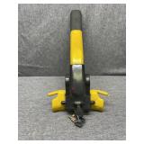 Car wheel steering lock with keys